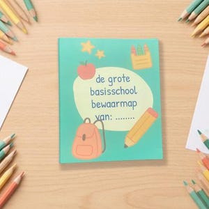 May include: A teal rectangular folder featuring a central cream-colored oval with the text 'de grote basisschool bewaarmap van:'. The cover includes illustrations of a red apple, two yellow stars, a box of crayons, a peach backpack, and a yellow pencil.
