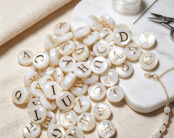 Perline con lettere dell'alfabeto in madreperla, perline rotonde da 8 mm con lettere a moneta dalla A alla Z per braccialetti e collane personalizzati fai da te.