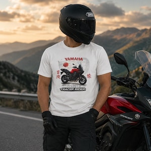 Könnte beinhalten: Ein weißes T-Shirt mit einer Grafik eines roten Yamaha Tracer Motorrads, einer japanischen Flagge und dem Text YAMAHA, TRACER RIDER sowie japanischen Schriftzeichen. Das Design enthält den Satz There's a lot of roads to ride, a lot of places to see.