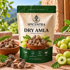 Może przedstawiać: Stojąca torebka Spicentra Dry Amla w beżowo-ciemnozielonym kolorze. Etykieta zawiera tekst 'SPICENTRA', 'DRY AMLA' oraz 'NET WT. 100g'. Przedstawia zdjęcia suszonych kawałków amli w misce oraz świeżych zielonych owoców amli.