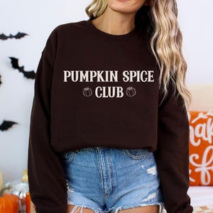 Bluza Pumpkin Spice, brązowa, z okrągłym dekoltem, jesienna, graficzna, jesienna, wygodna, damska, prezent dla fana kawy, swobodna, klubowa, sezonowa, październikowa