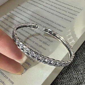 Bracciale rigido aperto in argento sterling 925 massiccio, stile vintage, cromato anticato, con cuori, croce e fiore, bracciale unisex in argento gotico di tendenza