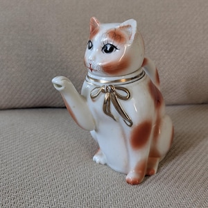 Vintage Cat Teapot, Whimsical Ceramic Tea Pot, Alice in Wonderland Inspired Decor, Cat Lover Gift, Fantasy Kitchen Collectible