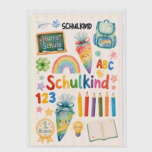 Könnte beinhalten: Ein dekoratives Poster mit bunten Aquarellillustrationen von Schulsachen, darunter ein Schulranzen, Stifte, ein offenes Buch, eine Tafel mit dem Text Hurra Schule, zwei Schultüten sowie das Wort Schulkind in großen, bunten Buchstaben.