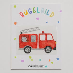Könnte beinhalten: Eine weiße rechteckige Karte mit einer Aquarellillustration eines roten Feuerwehrautos mit Leiter, Schlauch und grauen Rädern. Der Text BÜGELBILD ist oben in bunten Buchstaben gedruckt, unten steht WWW.BURGFROLLEIN.DE.