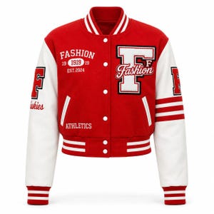 Op de afbeelding: Een rood-wit varsity jack met een grote witte letter F en het woord Fashion geborduurd op de voorkant. De tekst Fashion 1919 EST.2024 en Athletics staat op de borst gedrukt. De mouwen zijn wit met rode gestreepte boorden aan de uiteinden.