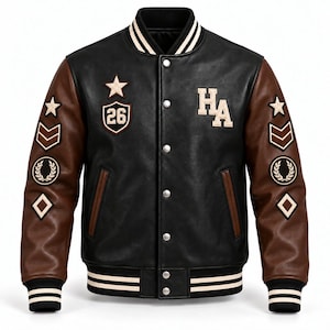 Może przedstawiać: Czarno-brązowa kurtka typu varsity z korpusem z czarnej skóry i brązowymi skórzanymi rękawami. Z przodu widnieją litery HA, gwiazda oraz tarcza z liczbą 26. Oba rękawy ozdobiono haftowanymi naszywkami, w tym gwiazdami, szewronami, wieńcami laurowymi i rombami. Kurtka posiada zapięcie na zatrzaski oraz prążkowane ściągacze w paski przy kołnierzu, mankietach i u dołu.