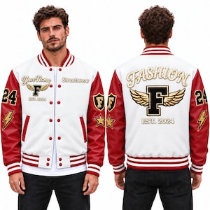 Może przedstawiać: Biało-czerwona kurtka typu varsity z napisami Your Name, Streetwear oraz FASHION. Projekt zawiera haftowane naszywki litery F ze skrzydłami, liczbę 24, błyskawice, gwiazdy oraz tekst EST. 2024 z przodu i z tyłu kurtki.