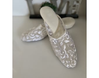 Amy Jo Gladstone White Floral Embroidered Slides Slipper Bridal Shoes Suede Leather Sole Size 6 Bridal Wedding Formal Wedding Night Vintage