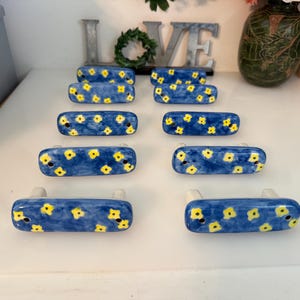 Vintage handbemalte florale Keramikknäufe - 10er-Set - Cottagecore Dekor