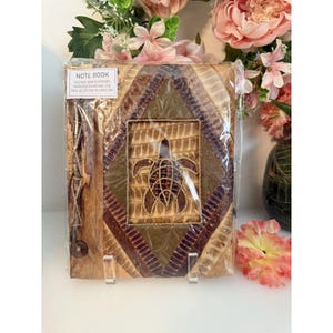 Livre ou album sur les tortues de mer, fait main, papier naturel et bois, plume bohème rustique primitif