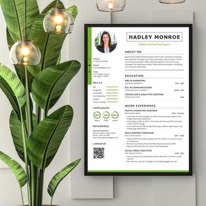 Può includere: Un modello di curriculum professionale per un'esperta di marketing digitale di nome Hadley Monroe, con un layout bianco pulito e accenti verdi, una foto circolare, dettagli di contatto, competenze e un codice QR.