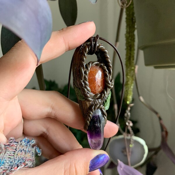 Collier carnelien et améthyste de pierre précieuse de talisman d’esprit de forêt
