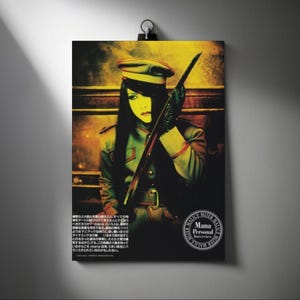 Peut inclure: Une affiche rectangulaire représentant une personne aux longs cheveux sombres portant une casquette et une veste de style militaire, tenant un objet long et fin. L'image présente une palette de couleurs jaune et noire avec du texte japonais.