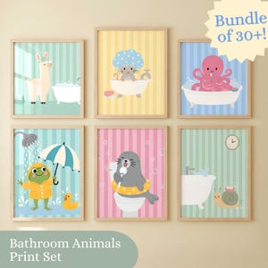 Puede incluir: Un conjunto de seis láminas de pared enmarcadas con animales de dibujos animados en baños, incluyendo una llama, un gato, un pulpo, una rana, una foca y un caracol. Los estampados tienen fondos a rayas y una etiqueta de texto bundle of 30+.