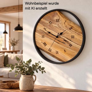 Könnte beinhalten: Eine runde Wanduhr mit einem Zifferblatt aus hellem Naturholz, schwarzen römischen Ziffern und schwarzen Zeigern, eingefasst in einen dünnen schwarzen Kreisrahmen. Der Text "Wohnbeispiel wurde mit KI erstellt" ist über der Uhr zu sehen.