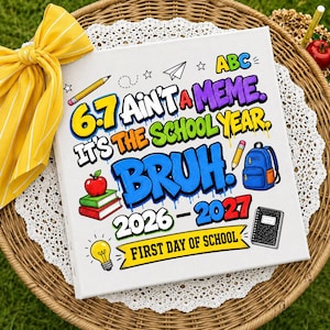 Puede incluir: Un letrero cuadrado blanco con gráficos de dibujos animados coloridos y el texto 6.7 AIN'T A MEME, IT'S THE SCHOOL YEAR, BRUH. 2026-2027 FIRST DAY OF SCHOOL. Las ilustraciones incluyen un lápiz, avión de papel, ABC, mochila, libros, manzana.