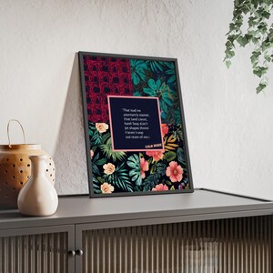 Puede incluir: Una pieza de arte mural rectangular enmarcada que presenta un collage de patrones florales oscuros y abstractos. Un cuadrado central azul oscuro con un borde rosa claro contiene texto blanco: 'That isad no yourmarcly stamet, that land creum, harel Seay d'on't jet shapes thrent t leren v oop not reien of nou' y 'CALM INSIDE'.