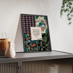 Può includere: Un'opera d'arte da parete incorniciata rettangolare che presenta un collage a quattro quadranti con disegni botanici e motivi. Un quadrato centrale color crema contiene il testo nero: "You'l acenie I shordis youse very you llage, womcoulers print." e "CALM INSIDE".