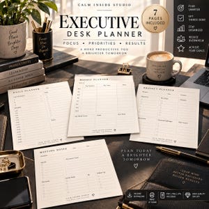 Puede incluir: Un conjunto de páginas imprimibles para planificador de escritorio ejecutivo que incluye plantillas para notas diarias, semanales, de proyectos y de reuniones. Las hojas blancas presentan texto y líneas en negro con la marca Calm Inside Studio.