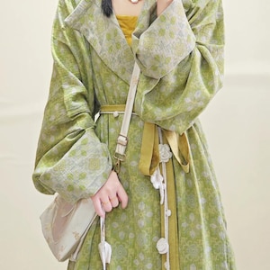 Vintage groene hanfu-wikkeljas met bloemenjacquard – traditionele oosterse gewaadstijl