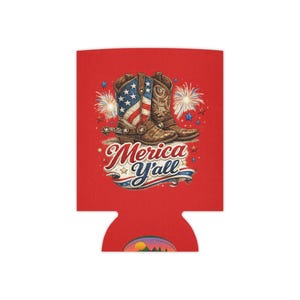 Puede incluir: Un enfriador de latas rojo con un gráfico de dos botas vaqueras marrones, una de ellas con un patrón de estrellas y rayas. El diseño incluye fuegos artificiales, estrellas pequeñas y el texto Merica Y'all en una fuente estilizada.