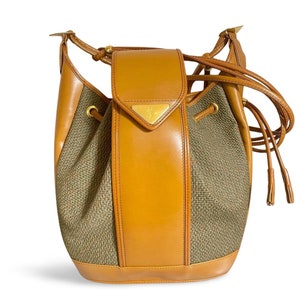 Vintage Yves Saint Laurent  hobo bucket shoulder bag with camel brown leather trimmings and golden logo plate. YSL classic purse. 060823ac