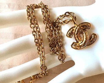 Vintage CHANEL classic chain necklace with mini matelasse CC mark pendant  top. Gorgeous masterpiece jewelry.