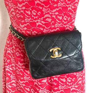 Vintage CHANEL black leather waist purse, fanny pack with golden chain belt and CC closure hock. 60-67cm, 23.526.3. 0506305 image 2