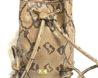 Vintage MOSCHINO by redwall snakeskin print leather mini backpack with golden M logo charm. Perfect chic and mod daily bag.