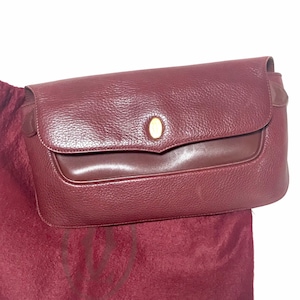 Vintage Cartier wine leather clutch bag with gold tone logo motif. Classic purse from must de Cartier Collection. 060926re8