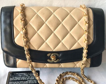 Vintage CHANEL beige and black frame lambskin 2.55 classic flap shoulder bag with golden CC. Popular purse Diana bag. 0403178