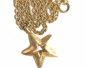 Vintage Moschino Gold Chain Necklace with Star Pendant — Logo Engraved Statement Jewelry — 0404053