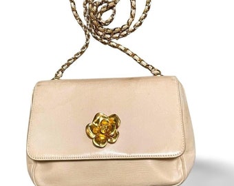 Vintage CHANEL pale pink beige lambskin chain shoulder bag with golden camellia flower motif on flap. Hard-to-find, Rare purse. 060903ac1