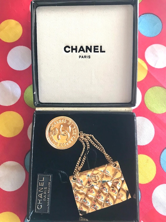 MINT. Vintage CHANEL Gold tone brooch with 2.55 c… - image 3