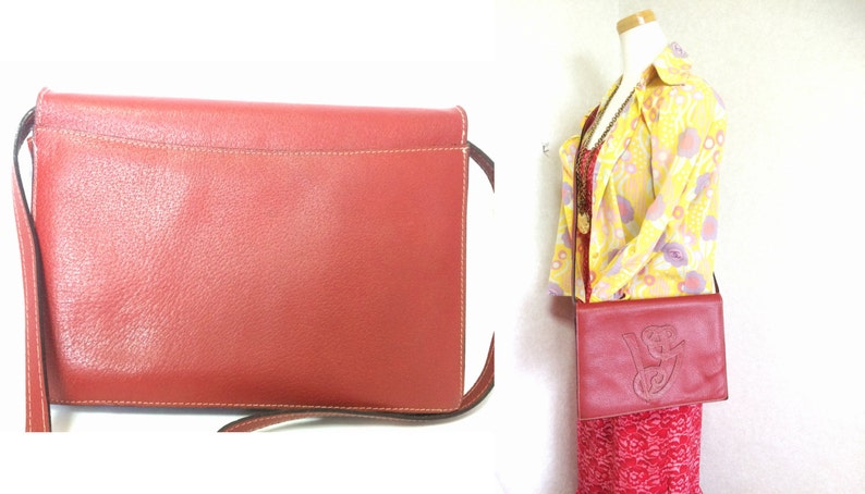 Vintage Valentino Garavani red pigskin shoulder clutch bag with unique logo stitch mark. imagem 2