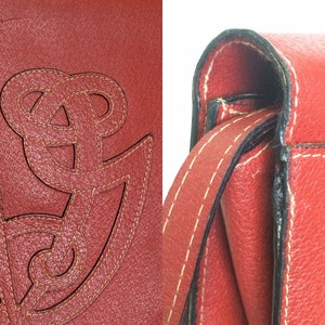 Vintage Valentino Garavani red pigskin shoulder clutch bag with unique logo stitch mark. image 3