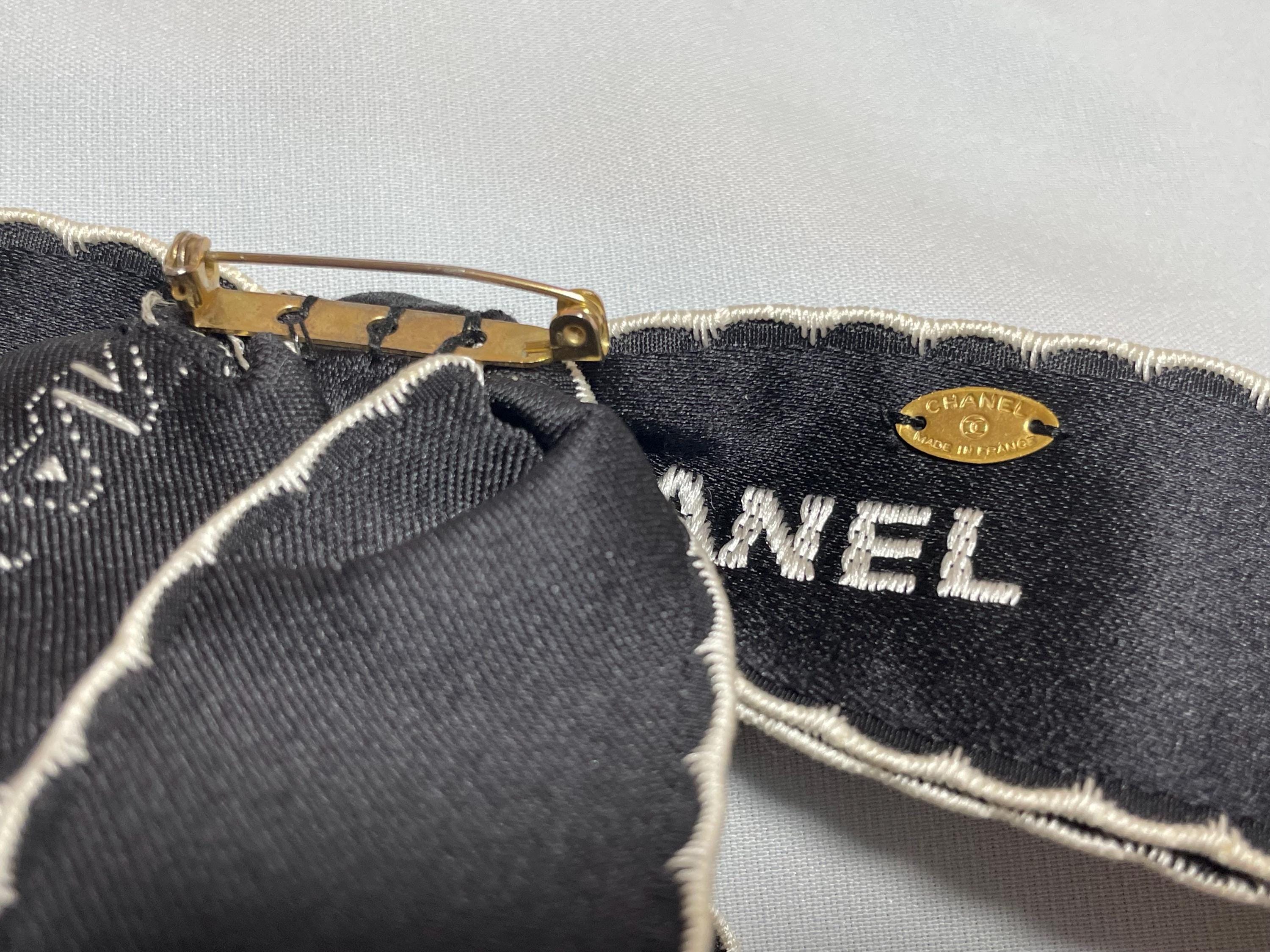 Vintage CHANEL Black and White Bow Brooch in Satin Ribbon  display picture 3