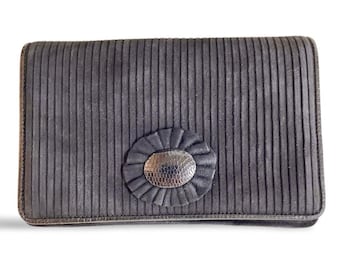 Vintage Bottega Venetia black suede clutch bag with bow motif and a built-in mirror. 051009ap2