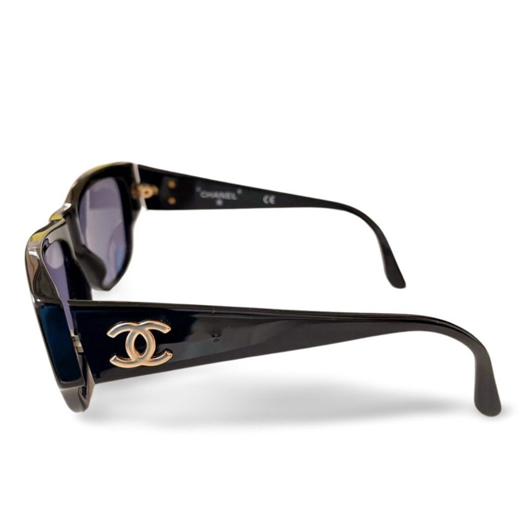 【希少】CHANEL Vintage sunglasses GOLD BLACK Vintage CHANEL Black Frame Sunglasses With Golden CC Motifs at