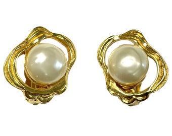 Vintage CHANEL gold tone oyster earrings with round pearl. Unique statement piece. Collectible. Great gift idea. 050905ac1