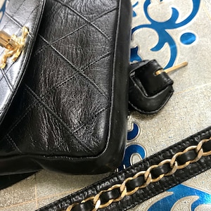 Vintage CHANEL black leather waist purse, fanny pack with golden chain belt and CC closure hock. 60-67cm, 23.526.3. 0506305 image 5
