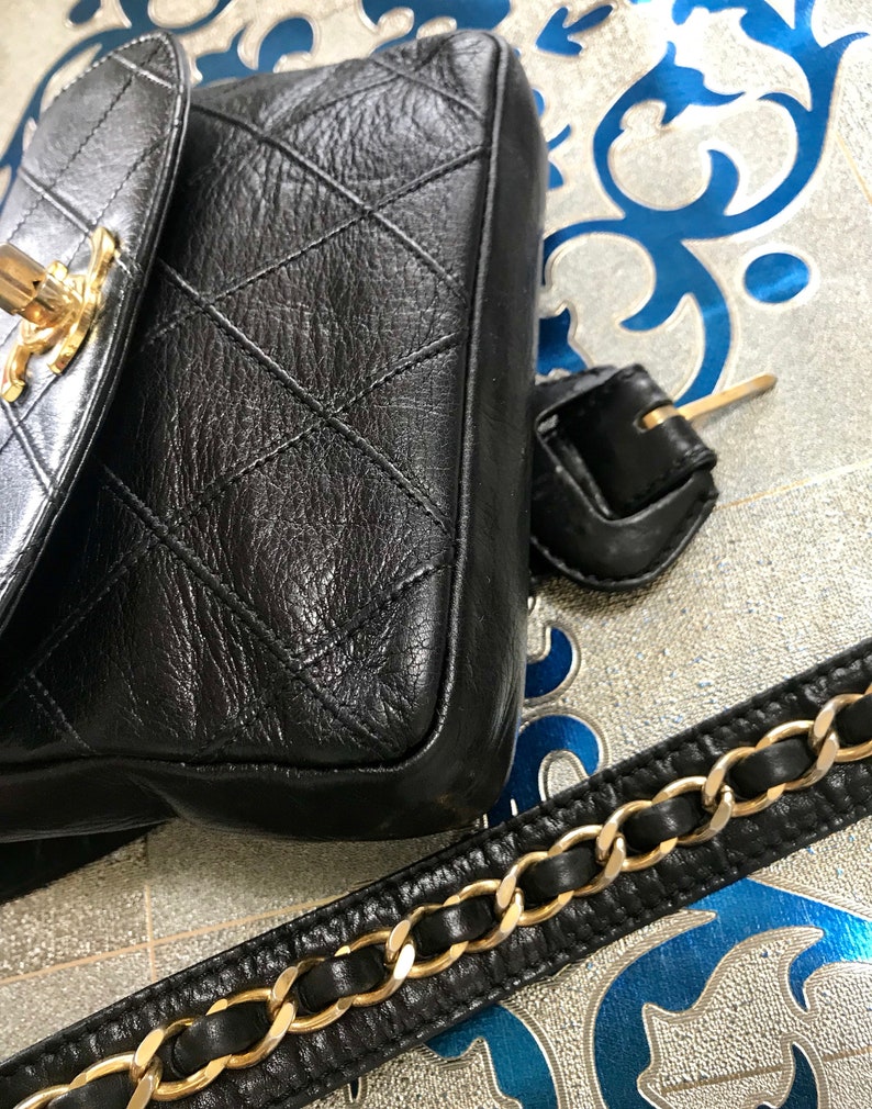 Vintage CHANEL black leather waist purse, fanny pack with golden chain belt and CC closure hock. 60-67cm, 23.526.3. 0506305 image 5