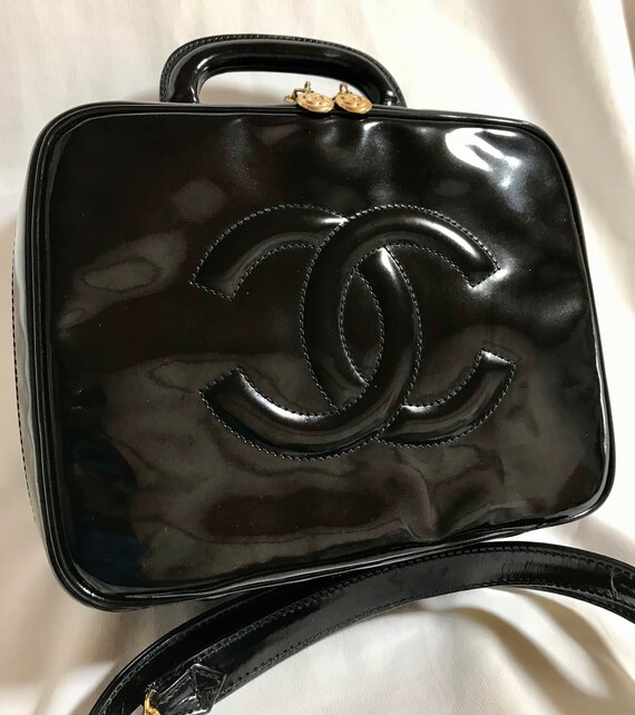 Vintage CHANEL patent enamel vanity bag, lunchbox… - image 3