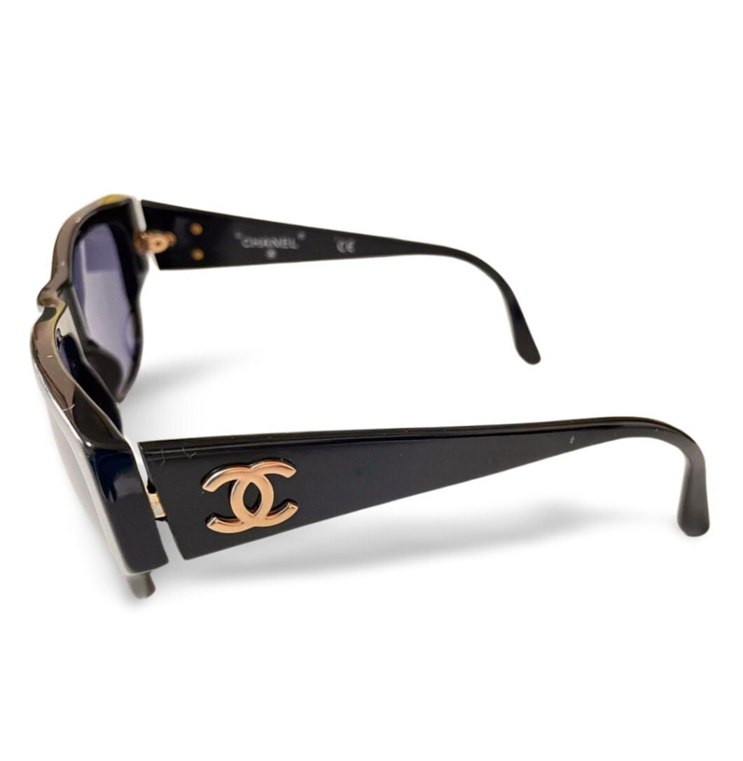 Rare 90’s  vintage Chanel Camellia Chic Black and Gold Sunglasses CHANEL Black Gold Metallic Acetate Camellia Bijou Sunglasses  main image 4