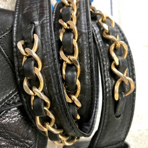 Vintage CHANEL black leather waist purse, fanny pack with golden chain belt and CC closure hock. 60-67cm, 23.526.3. 0506305 image 9