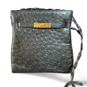Vintage BALLY genuine ostrich leather kelly ado sport style shoulder bag purse with gold tone hardware and twisted straps. 061024y1