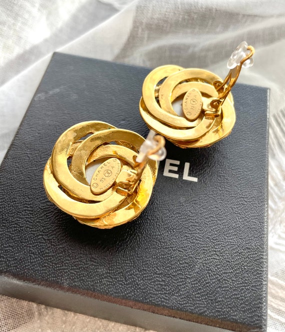 CHANEL イエロー アクリル バングル フラワー デザイン CHANEL 18Kマトラッセウォッチ ゴールド／ブラック｜VINTAGE QOO