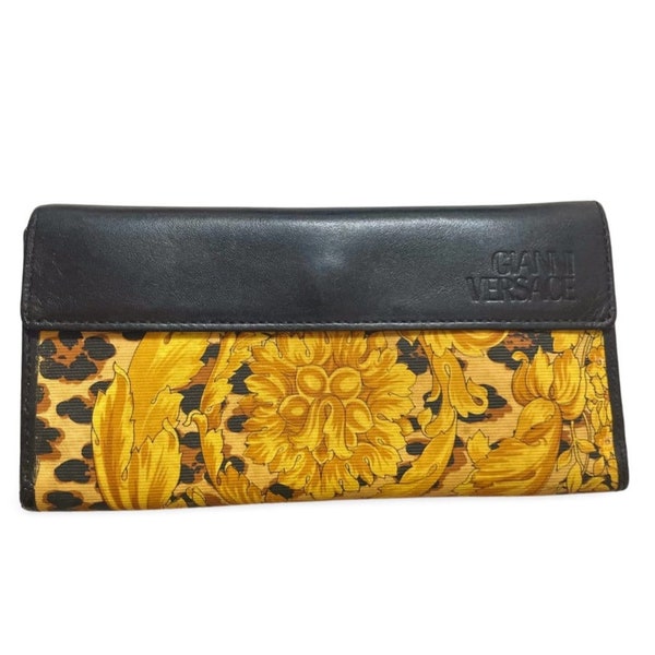 Vintage Gianni Versace black leather wallet with its iconic leopard and arabesque print. Unisex use. 051227ac