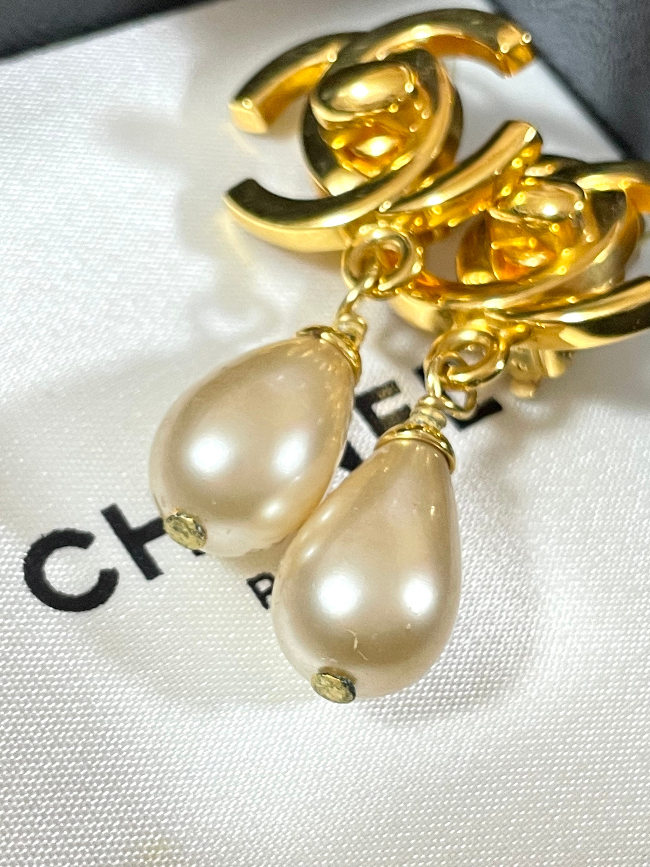 Vintage CHANEL teardrop faux pearl and turn-lock CC dangle earrings. Very  classic and popular jewelry. Coco mark earrings. 050406m1